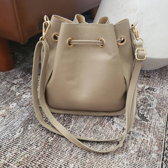 🇮🇹Cheval Firenze Taupe Tassel Bucket Bag Leather Made In Italy🇮🇹 - Picture 2 of 9